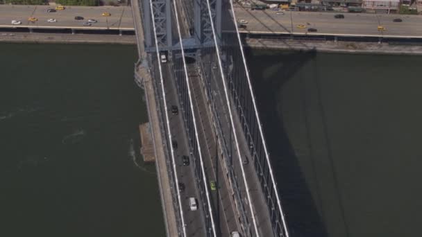 Aerial Cerrar Manhattan Bridge Highway Running Brooklyn Borough Downtown New — Vídeos de Stock