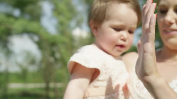 Slow Motion Med Närbild Dof Ganska Leende Ung Mamma Håller — Stockvideo