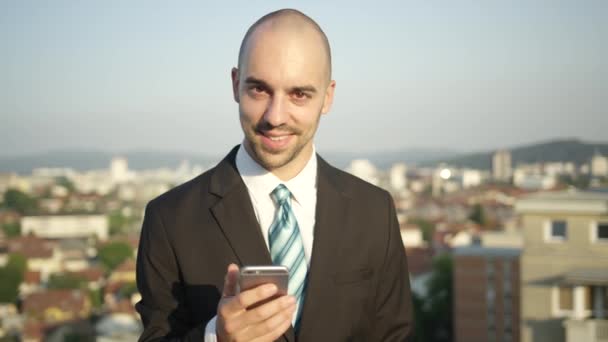 Слоу Мийон Close Dof Счастливый Молодой Бизнесмен Работающий Над Мобильным — стоковое видео