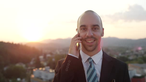 슬로우 Dof 성공적인 사업가 놀라운 화려한 옥상에 전화를 비즈니스 — 비디오