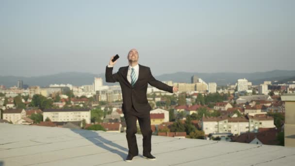 Zeitlupe Aus Nächster Nähe Aufgeregter Geschäftsmann Der Vor Freude Hüpft — Stockvideo