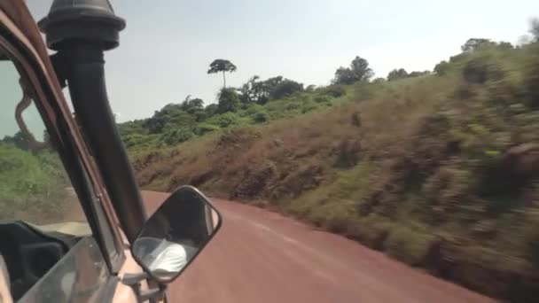 Zbliżenie Wszystkie Terenu Safari Jeep Jazdy Zakurzonej Drodze Przez Zapierające — Wideo stockowe