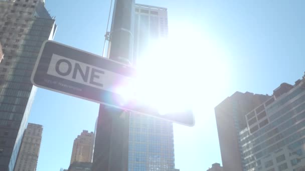 低角度视图 纽约市导航指示方向 在美国曼哈顿下城商业区的交通路口 一条固定在电线杆上的道路招牌 — 图库视频影像