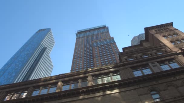 美しい赤レンガ フラット モダンなガラスの高層ビル ニューヨークの日当たりの良いダウンタウンの背景の現代的なオフィスビルの住宅ブロックを低昇給渡しスローモーション クローズ アップ — ストック動画