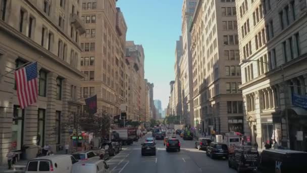 Nueva York Septiembre 2016 Conduciendo Largo Concurrida Quinta Avenida Llena — Vídeos de Stock