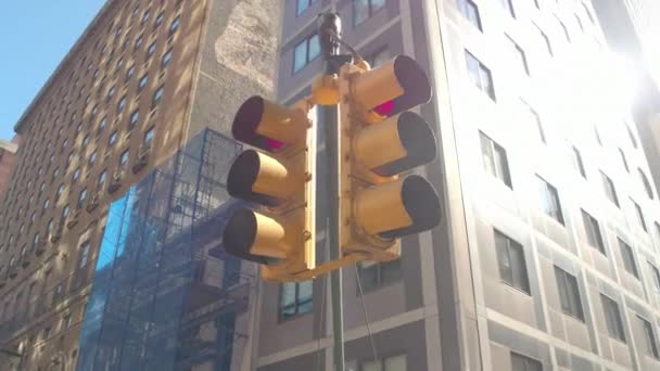 男ワイヤ マスト スタイル ニューヨーク市に固有の信号ガントリーのクローズ アップの詳細 セマフォの交差点信号赤 停止と緑を交差点で忙しい地方道路上 ランプを続行 — ストック動画