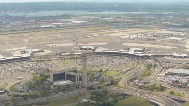 美国纽约 9月4日 空中飞行飞越拥挤的停车场在纽瓦克自由国际机场位于收税关卡 州际公路和新泽西州路线的巨大的重型交通交汇处 — 图库视频影像