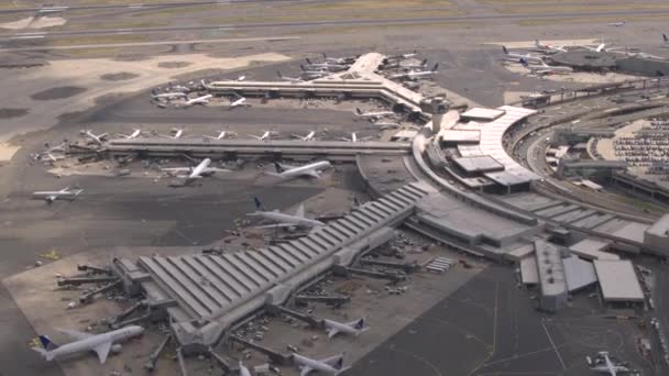 ニューヨーク アメリカ 空中飛行機の駐機エプロン乗客ボード ジェットウェイを通して 彼らの旅を開始するを待ちます ニューヨーク ニューアーク国際空港 米国のターミナルビル — ストック動画