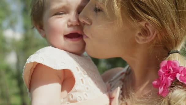 Αργή Κίνηση Close Dof Εκπληκτικά Όμορφη Νεαρή Μητέρα Κρατά Χαμογελώντας — Αρχείο Βίντεο
