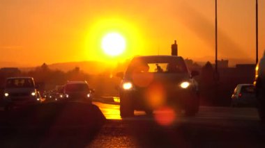 Trzin, Slovenya - 5 Ocak 2017: Endüstriyel kasabanın içinden güzel güneşli sabahı çalıştıran işlek sıkışan yerel yolda mal taşıma yarı kamyon. Otomobil akşam saatinde commuting