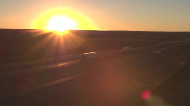 Hava: konteyner yarı kamyon mal meşgul karayolu üzerinde ıssız ülke genelinde güzel yaz akşamında taşıma yukarıda yüksek uçan. Sürüş ve altın günbatımında meşgul otobanda hız Rating