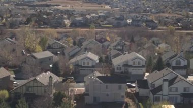 Hava yakın: yeni modern pahalı satır evleri alt bölümü, Denver, Amerika'nın çatılarının üzerinde uçan. Lüks gayrimenkul ile backyards sessiz banliyö topluluğunun sakin güneşli gün düşmek