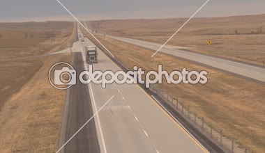 Hava yakın: ürünler, seyahat, Araba çekme yük konteyner yarı kamyon SUV'lar ve transfer ile geniş çayır alanlar vahşi Amerikan kırsal kesimde çalışan Great Plains yolu boyunca sürüş