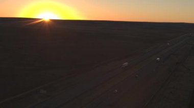 Amerika'nın ıssız Great Plains ile çalışan meşgul yoğun trafik eyaletler arası karayolu üzerinde uçan hava. Güneş doğarken seyahat ürünleri, yolculuk, araçlarda taşıma Yük yarı kamyon insanlar