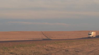 Yakın: doğal ülke karayolu boyunca sürüş geniş çayır Great Plains güneşli Altın ışık akşamı canlı hayvan taşıma nakliye sığır konteyner yarı kamyon. Sığır karayolu taşımacılığı