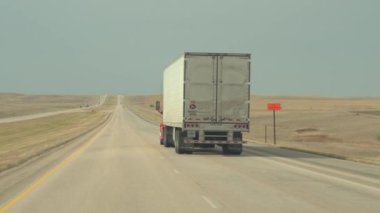 Mitchell, Güney Dakota - 28 Ekim 2016: büyük kuru ot çayır çalışan Great Plains eyaletler arası yolu boyunca sürüş mal taşıma nakliye konteyner yarı kamyon peyzaj alanları