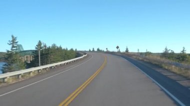 Yakın: fok Adası güneşli günde trans-Kanada karayolu boyunca sürüş köprüyü geçtikten. Boularderie Island, bırakarak yolculuğa insanlar Cape Breton, Nova Scotia, Kanada doğru seyahat