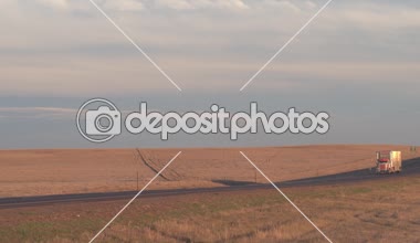 Yakın: canlı hayvan doğal ülke karayolu boyunca geniş çayır Great Plains arasında Altın ışık günbatımı üzerinde sürüş taşıma nakliye sığır konteyner yarı kamyon. Sığır karayolu taşımacılığı gündoğumu