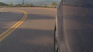 Yakın: eğri ile dağ sırtı doğru Kuzey Atlantik Okyanusu üzerinden güneşli günde azalan dik sahil yolu üzerinde sürüş. İnsanlar Kanadalı sahile kıvrımı karayolu üzerinde seyahat