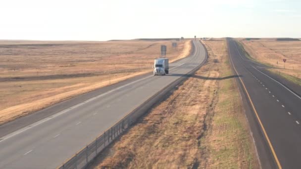 Légi Közelről Repülő Felett Áruszállítási Nyerges Kamion Áru Szállítására Autók — Stock videók