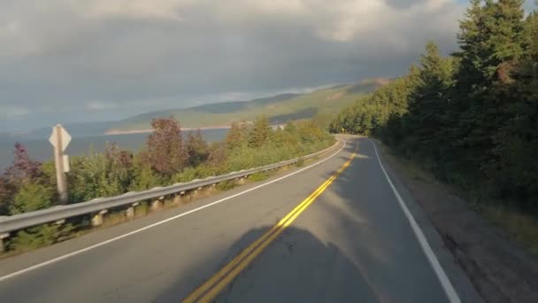 Pov Close Cestování Prázdné Pobřežní Dálnici Kanadské Smrkovým Lesem Směrem — Stock video