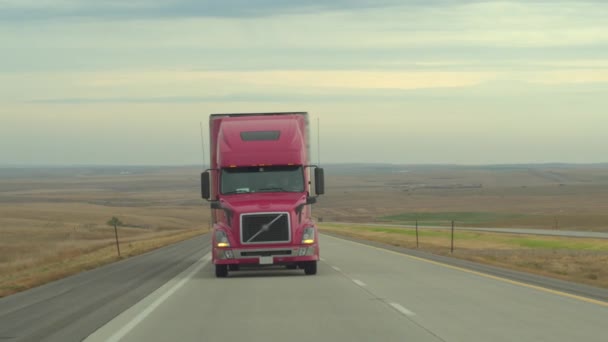 ミッチェル サウス ダコタ 2016 貨物コンテナー 半トラックの忙しいに沿って複数車線道路辺ぴプレーリー草原を通るアメリカで — ストック動画