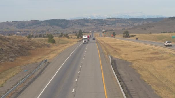 Aerial Movimiento Lento Cerrar Autopista Escénica Pradera Hierba Con Cordilleras — Vídeos de Stock