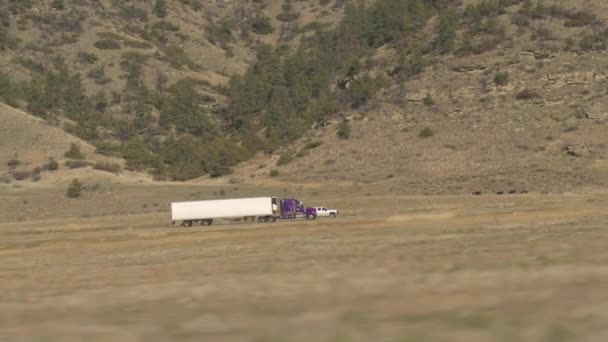 Antenn Närbild Semi Containerlastbil Transporterar Gods Körning Interstate Highway Längs — Stockvideo