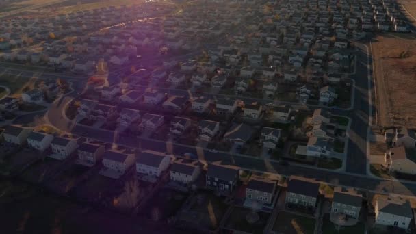 在美国丹佛巨大的细分新的现代昂贵的排屋的屋顶上飞行 在宁静的阳光明媚的早晨在宁静的郊区社区与后院的豪华不动产 — 图库视频影像