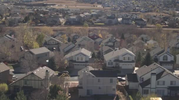 Légi közelről: a háztetőkön az új modern drága sorházak felosztás, Denver, Amerikai fölött repül. Luxus ingatlanok a háza táján, csendes kertvárosi Közösség csendes napsütéses nap esik