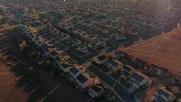 Luchtfoto Vliegen Boven Daken Van Nieuwe Moderne Dure Rij Huizen — Stockvideo