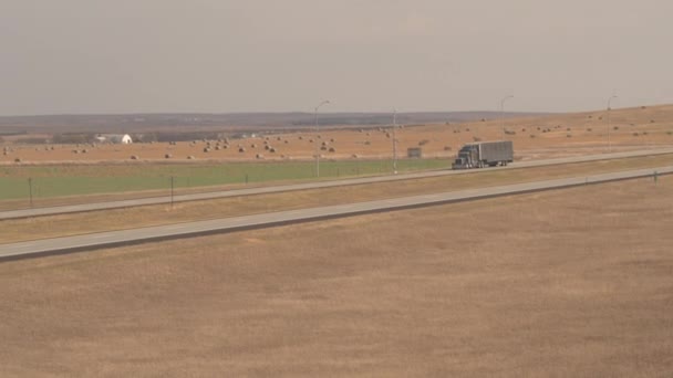 Antenn Närbild Flygande Över Frakt Semi Truck Transporterar Gods Körning — Stockvideo