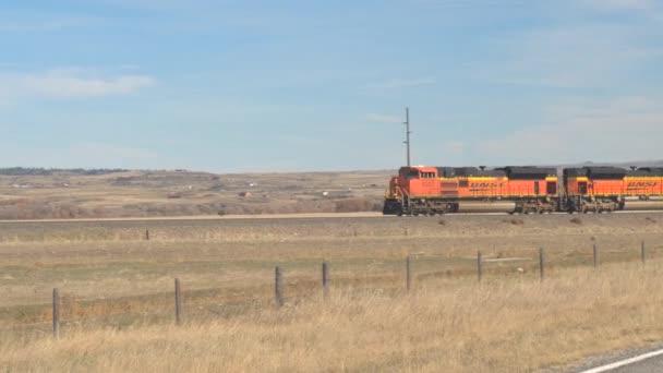蒙大拿 2016年10月30日 关闭机车沿铁轨装载黑煤的货车列车 在美国运输和运送货物 — 图库视频影像