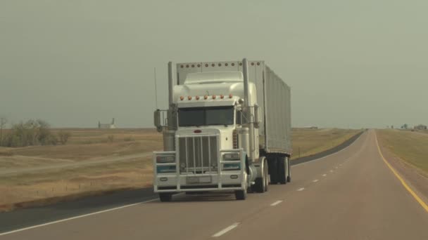 Fechar Recipiente Carga Semi Caminhão Dirigindo Longo Estrada Interestadual Múltiplas — Vídeo de Stock