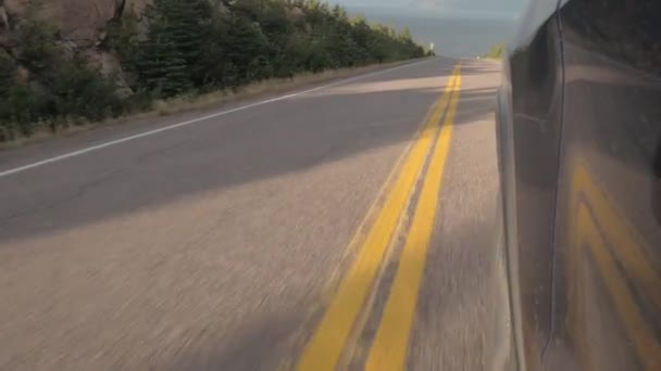 在阳光明媚的日子 沿着陡峭的沿海公路行驶 从山脊向北大西洋的北岸驶去 在折返公路上旅行的人横跨加拿大海岸 — 图库视频影像