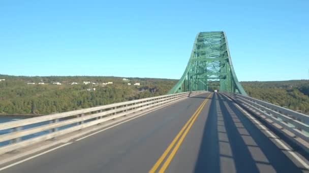 Close Passeren Zegel Island Bridge Rijdt Langs Trans Canada Highway — Stockvideo