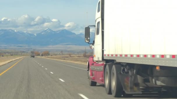 Fpv Freight Semicamion Che Trasportano Merci Auto Personali Viaggio Strada — Video Stock