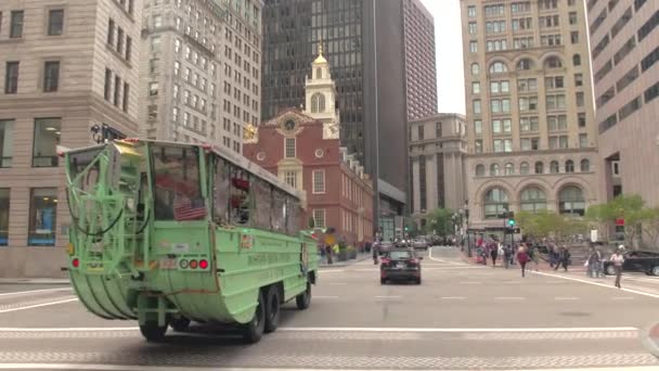 美国波士顿 2016年10月15日 沿州立街行驶的旅游巴士在波士顿金融区市中心的办公楼 摩天大楼和历史悠久的老州府 — 图库视频影像