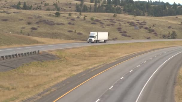 Cerrar Aerial Semirremolque Blanco Que Transporta Mercancías Través Del País — Vídeo de stock