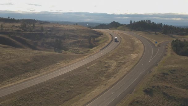 Aerial Volando Sobre Camión Semirremolque Contenedores Carga Largo Carretera Vacía — Vídeo de stock