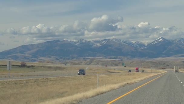 Pov Semi Camions Voitures Voyageant Long Autoroute Campagne Animée Vers — Video