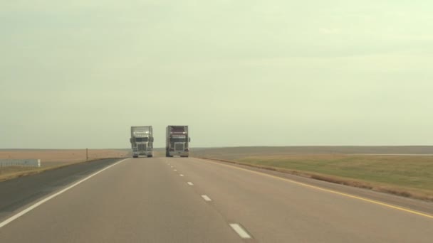 Cerrar Dos Camiones Semirremolques Adelantándose Unos Otros Carretera Great Plains — Vídeo de stock