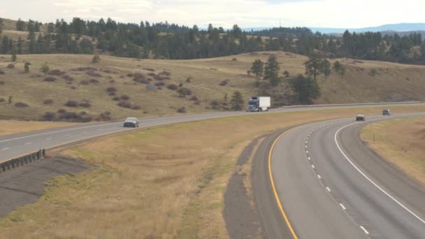 Aerial Närbild Fordon Som Kör Interstate Highway Genom Skogsklädda Backcountry — Stockvideo