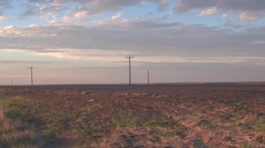 Büyük otsu çayır alan Great Plains, ABD ile çalışan doğal yoğun trafik kırsal Interstate highway. Arabalar insanlar nakliye nakliye konteyner yarı kamyon kamyonet ile seyahat yolculuğa