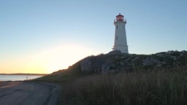 Güzel sekizgen beton Louisbourg fener Nova Scotia yarımadasında, Kanada Kuzey Atlantik Okyanusu üzerinde yükselen kayalık sahil üzerinde duran Neoklasik mimari özellikleri ile dekore edilmiş