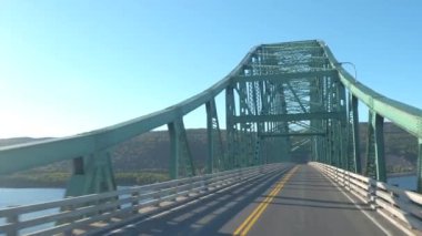 POV Doğal kayalık promontory kıyıları ve büyümüş yemyeşil orman hills Cape Breton Seal Adası köprü adada kamp yukarıda. Sütyen D'Or göller yukarıda Trans Kanada karayolu boyunca sürüş