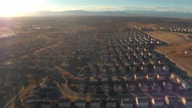Hava: satır güzel yüksek dağlarla çevrili evlerin modern yeni banliyö köy rooftops üzerinde uçan. Colorado, Amerika pahalı suburbia kasabasında kızdırma lüks sunrise evleri