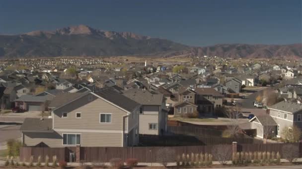 Aerial Cerrar Volando Por Encima Las Casas Lujo Ciudad Suburbana — Vídeo de stock