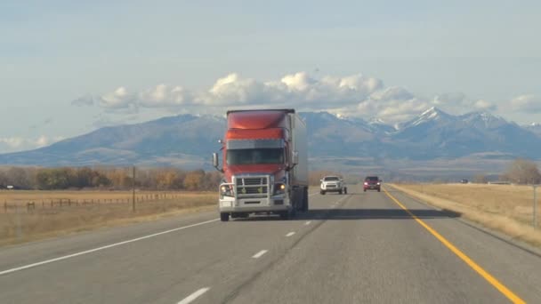 Zbliżenie Ciężarówki Naczepy Towarowych Przewożących Towary Jazdy Wzdłuż Autostrady Lane — Wideo stockowe