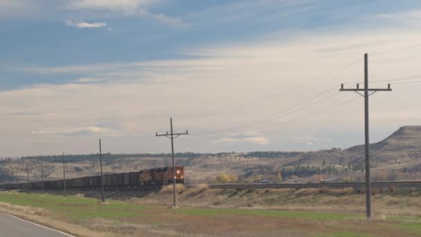 Fechar Locomotiva Transportando Vagões Trem Carga Carregados Longo Estrada Paisagem — Vídeo de Stock